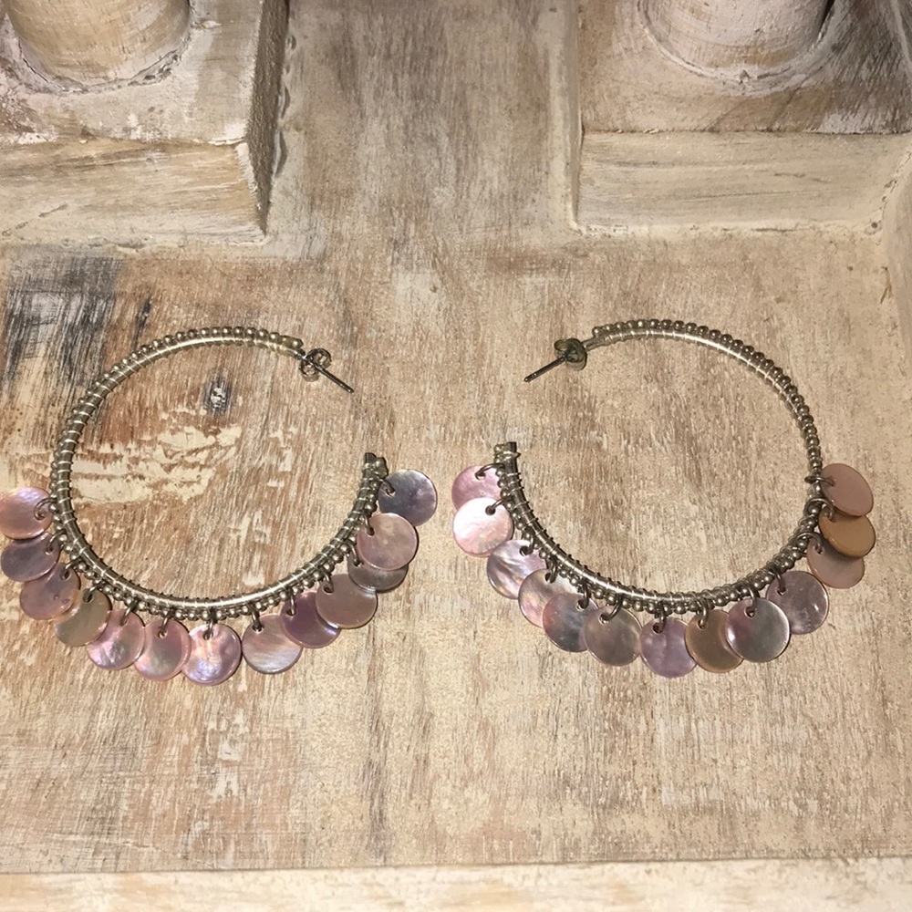 WOMEN’S PRETTY PINK SHELL HOOP EARRINGS